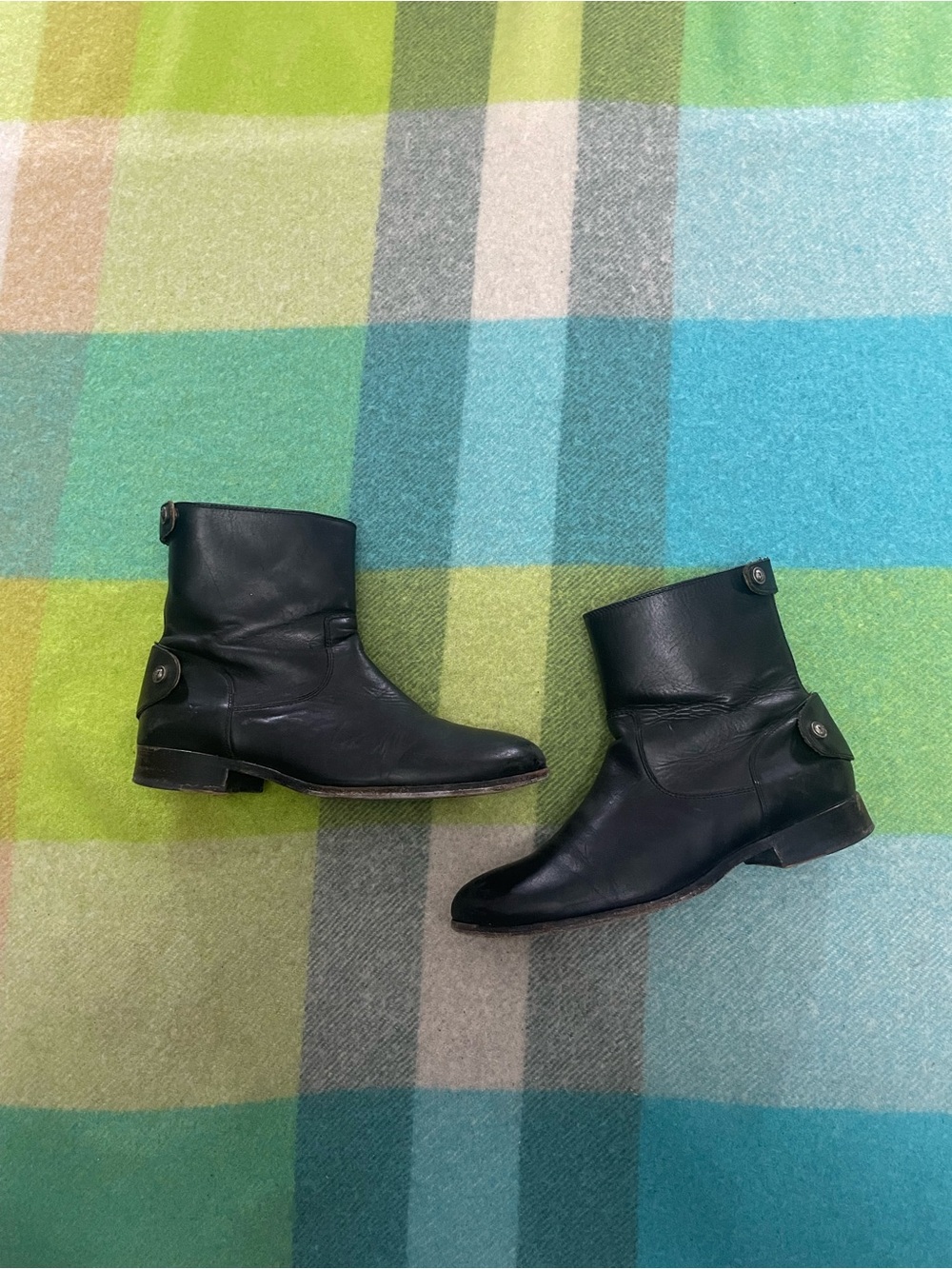 Frye Women’s Melissa Button Black Leather Short boots